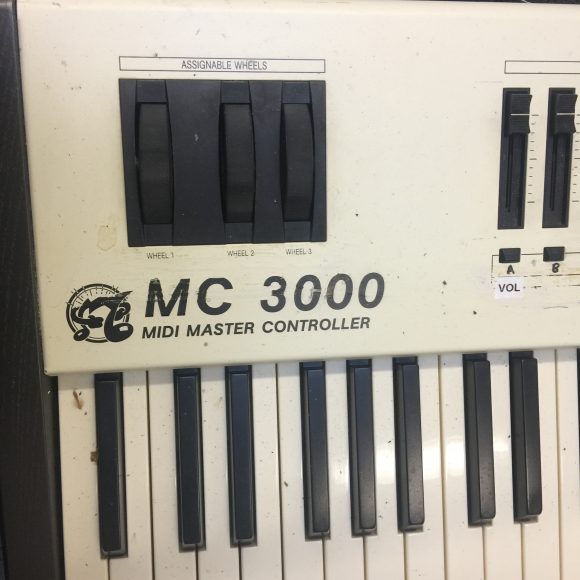 In einem Übungsraum: Ein Oberheim MC 3000 Keyboard, das sicher mal 3000 Mark gekostet hat.