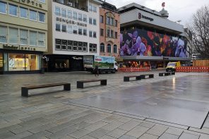 Neue Sitzbänke auf dem Stuttgarter Marktplatz