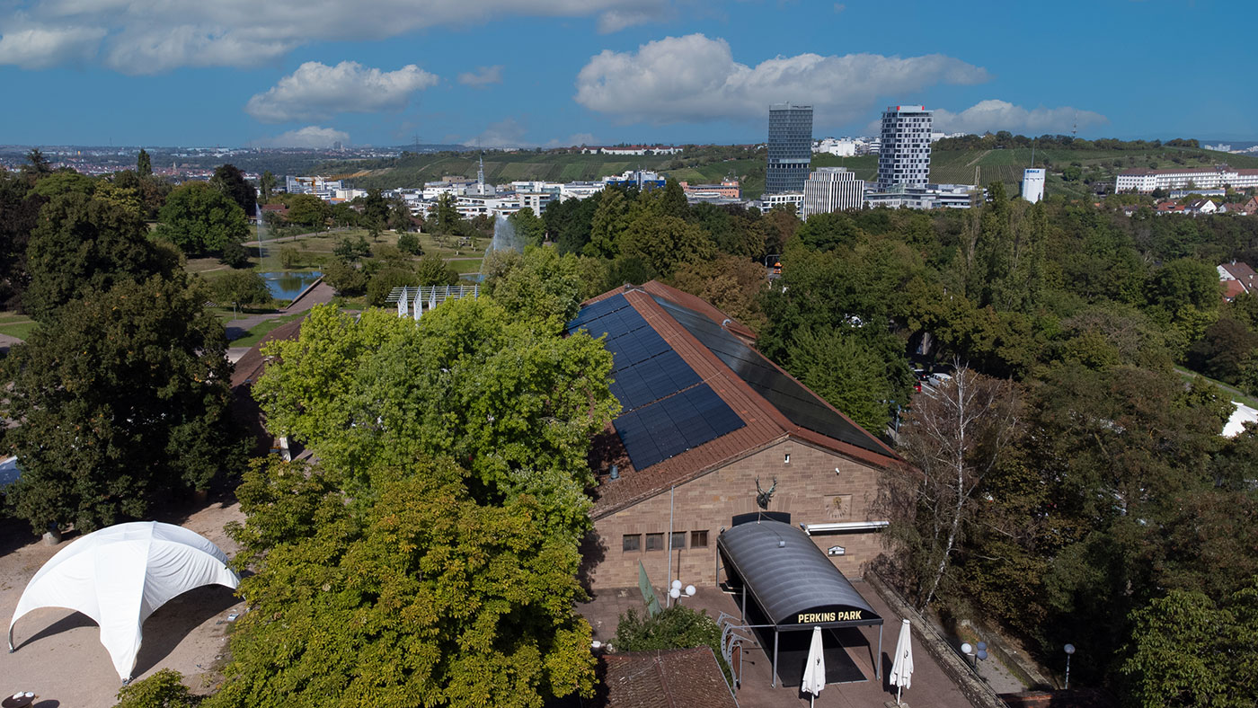 Ein Dach mit vielen Solar Kollektoren