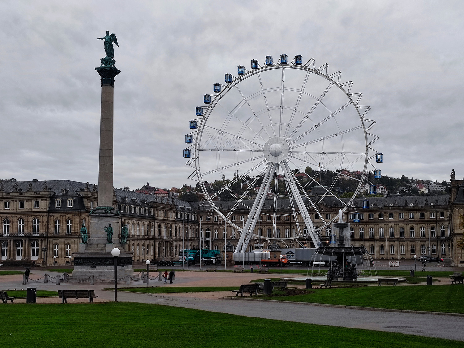 In Stuttgart steht ein Riesenrad auf dem Schlossplatz