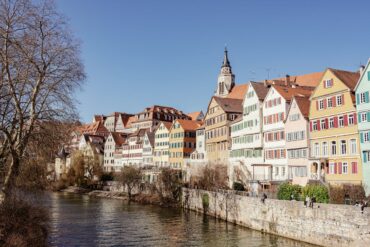 Bunte Gebäude an einem Fluss in Tübingen, Deutschland